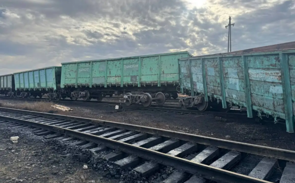 Вагон грузового поезда сошел с рельсов в Караганде