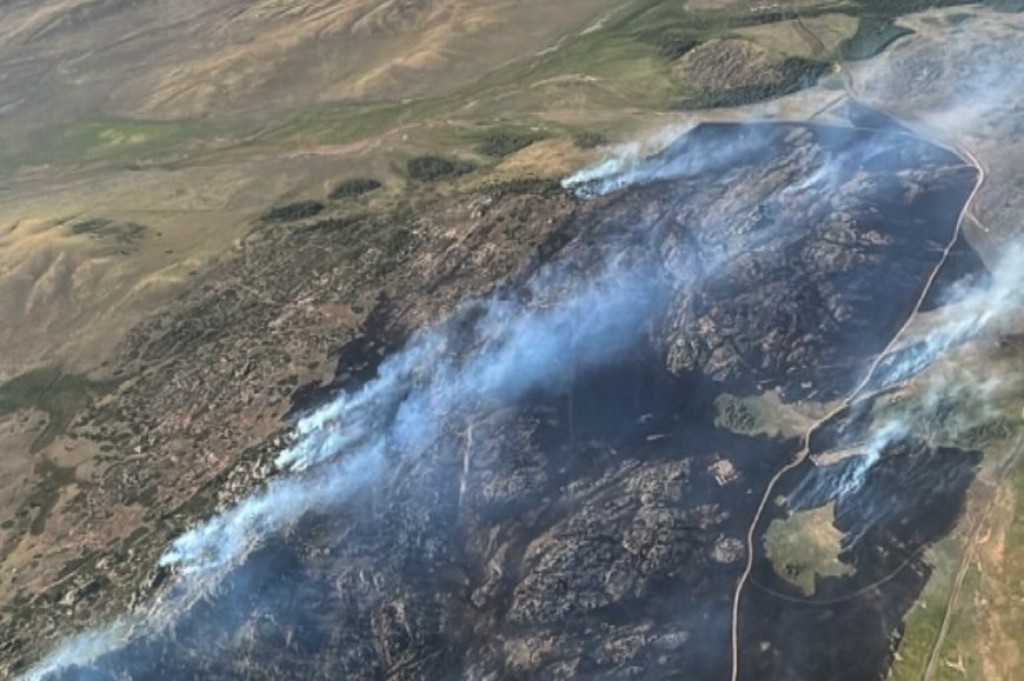 В Каркаралинске продолжают тушить природный пожар