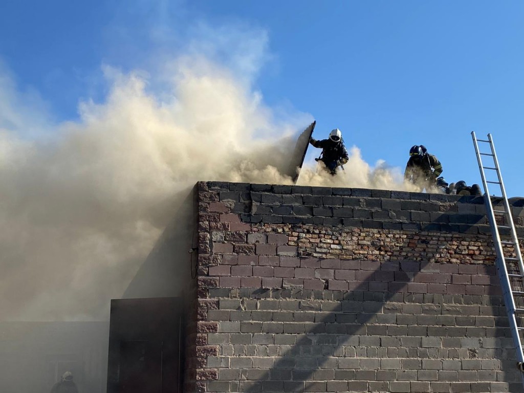 В одном из автосервисов Караганды произошел пожар