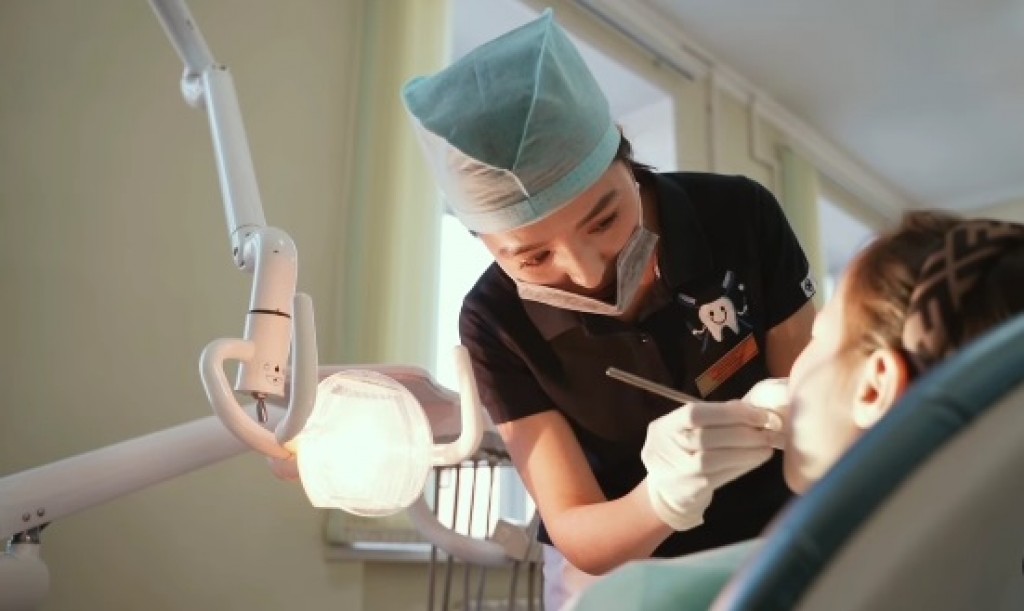 Кто и в каких клиниках Караганды может бесплатно лечить зубы?