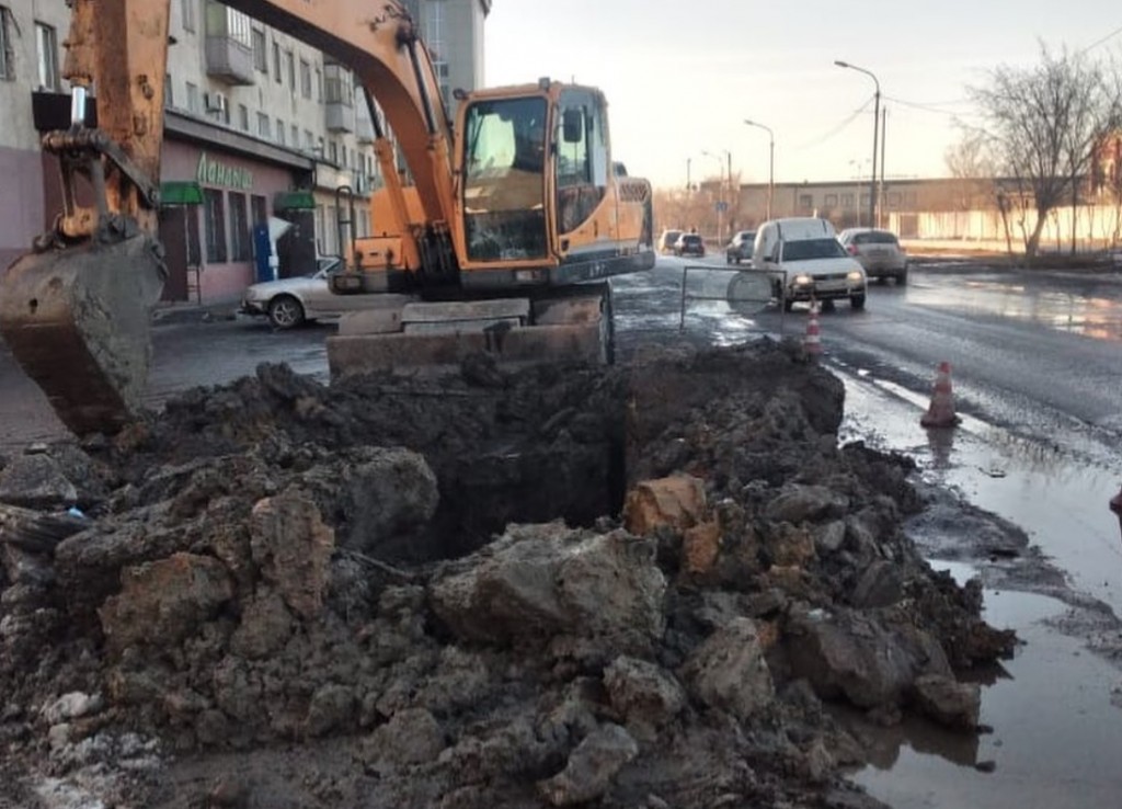 В Караганде устранили водопроводную аварию, с которой не могли справиться несколько дней