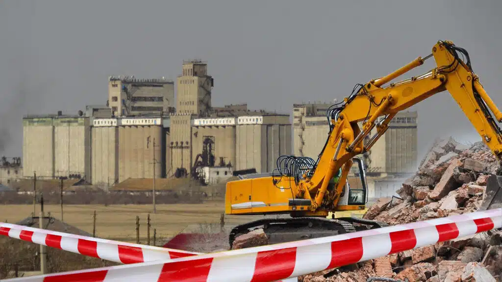 Жителей поселка в Карагандинской области возмутило, что их не предупредили о взрыве элеватора в 500 метрах от их домов