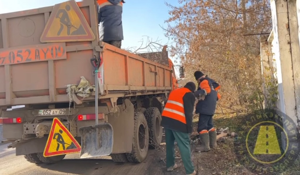 С железнодорожного тупика Караганды вывезли тонны мусора