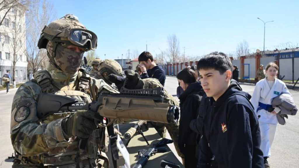 Более 15 тысяч казахстанцев посетили воинские части в День открытых дверей