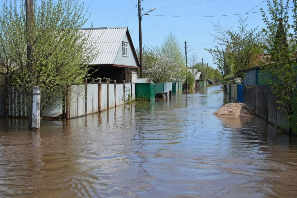 Авария на водоводе затопила дачи в Караганде: жители боятся потери урожая