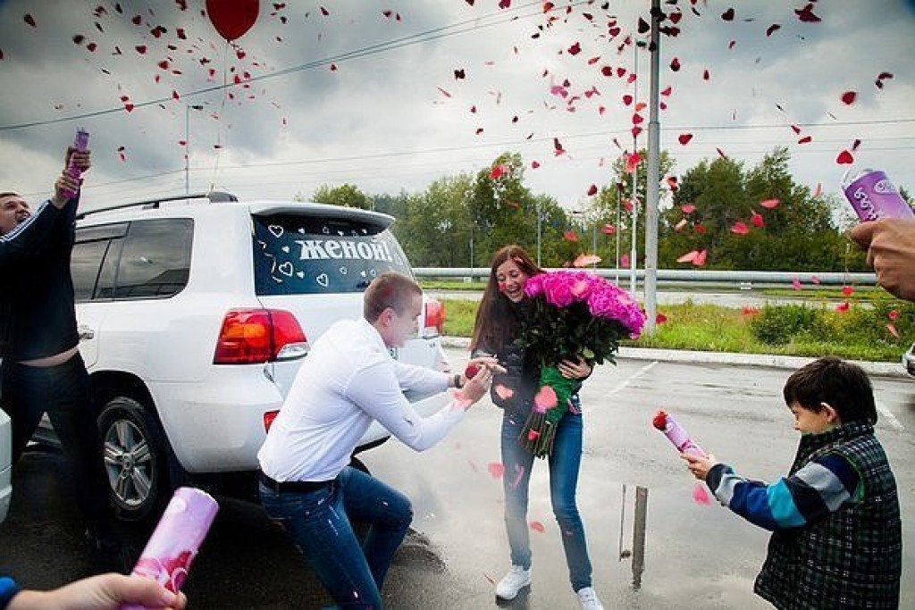 Кольцо, букет и швабра: убирать мусор после предложения руки и сердца просит горожан Центральный парк Караганды