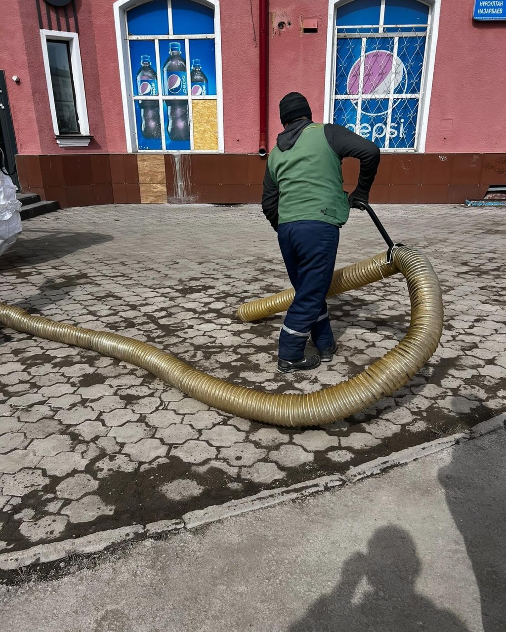 В Караганде пылесосят улицы