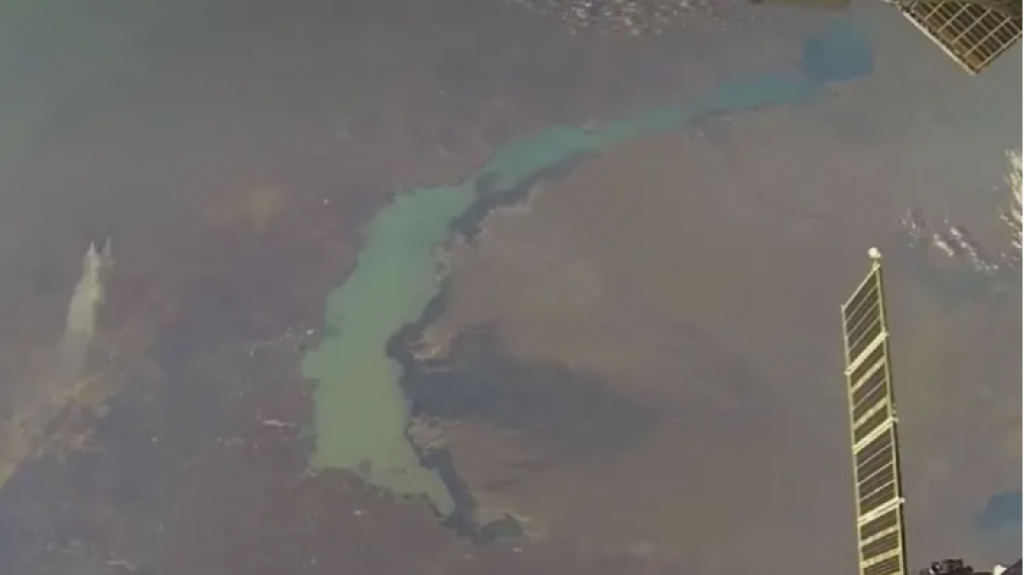 «Фантастически»: казахстанцы обсуждают видео Балхаша из космоса