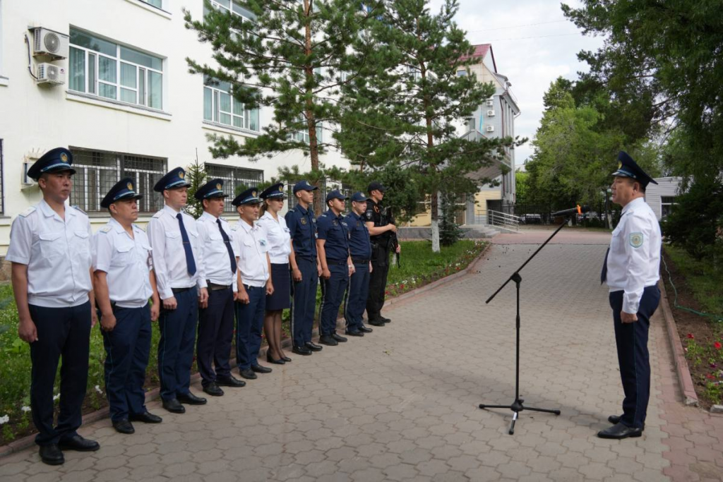 В Карагандинской области полицейские начали дежурство с минуты молчания