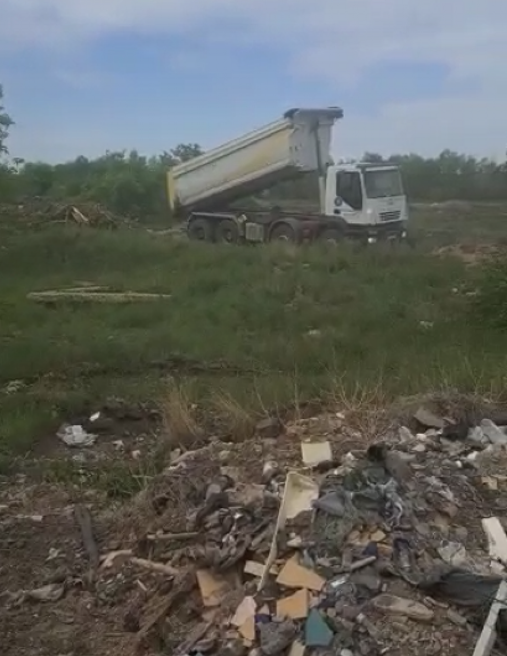 В Караганде грузовые машины три дня подряд сваливают мусор на окраине города