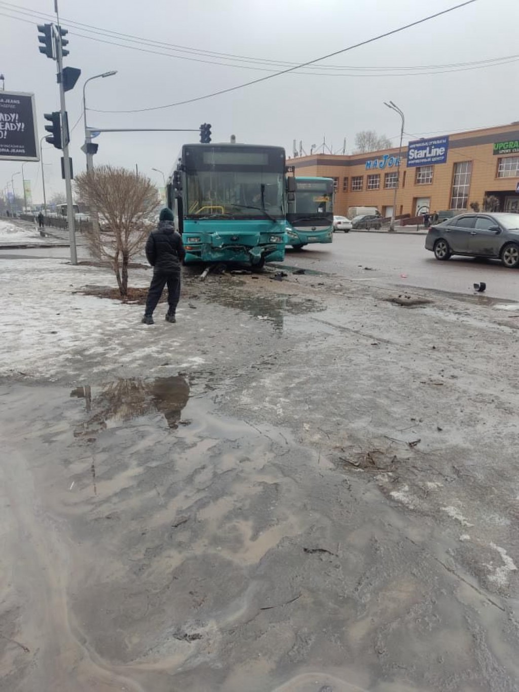 В Караганде в районе рынка пассажирский автобус столкнулся с автомобилем