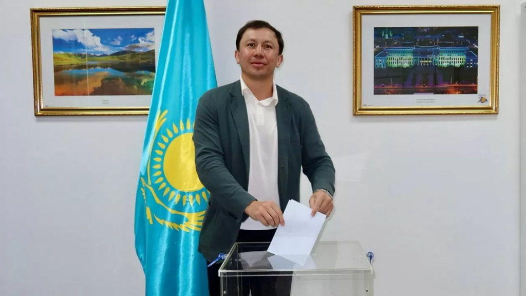 Геннадий Головкин Бангкоктағы референдумда дауыс берді