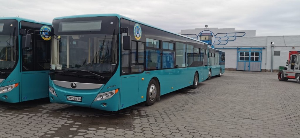 Аким Караганды побывал на заводе QazTehna, где сейчас для города собираются новые автобусы