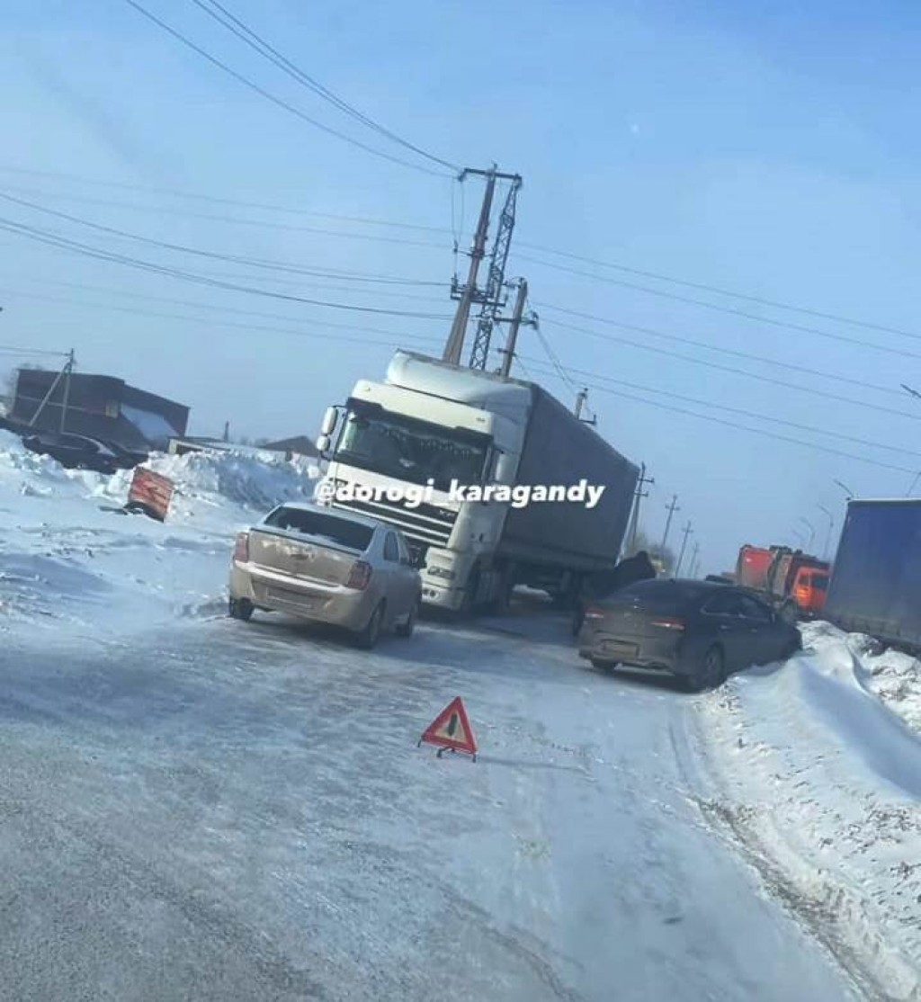 В Караганде два автомобиля столкнулись, объезжая грузовик