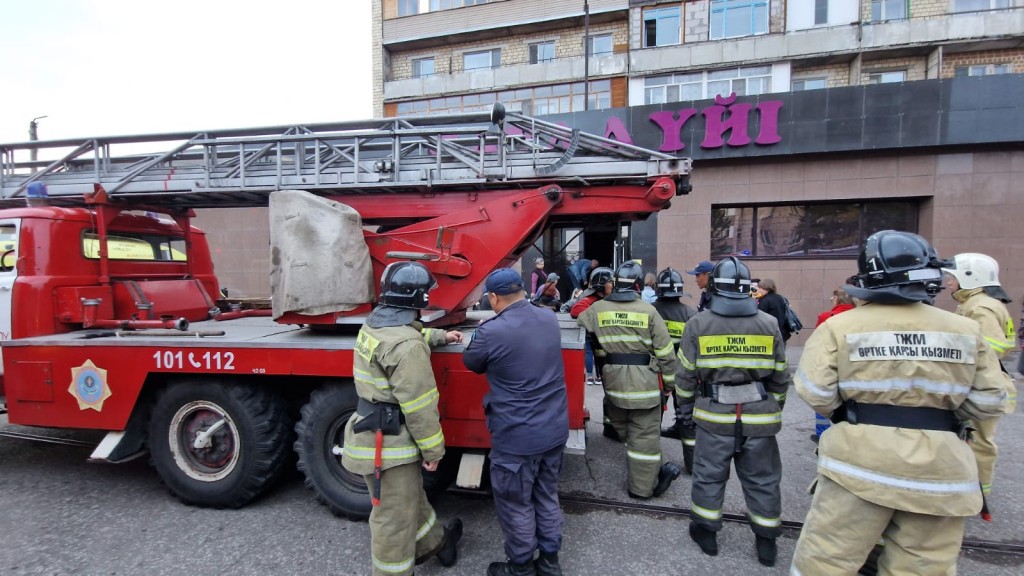 В Караганде пожар вспыхнул в магазине: горела инверторная плита