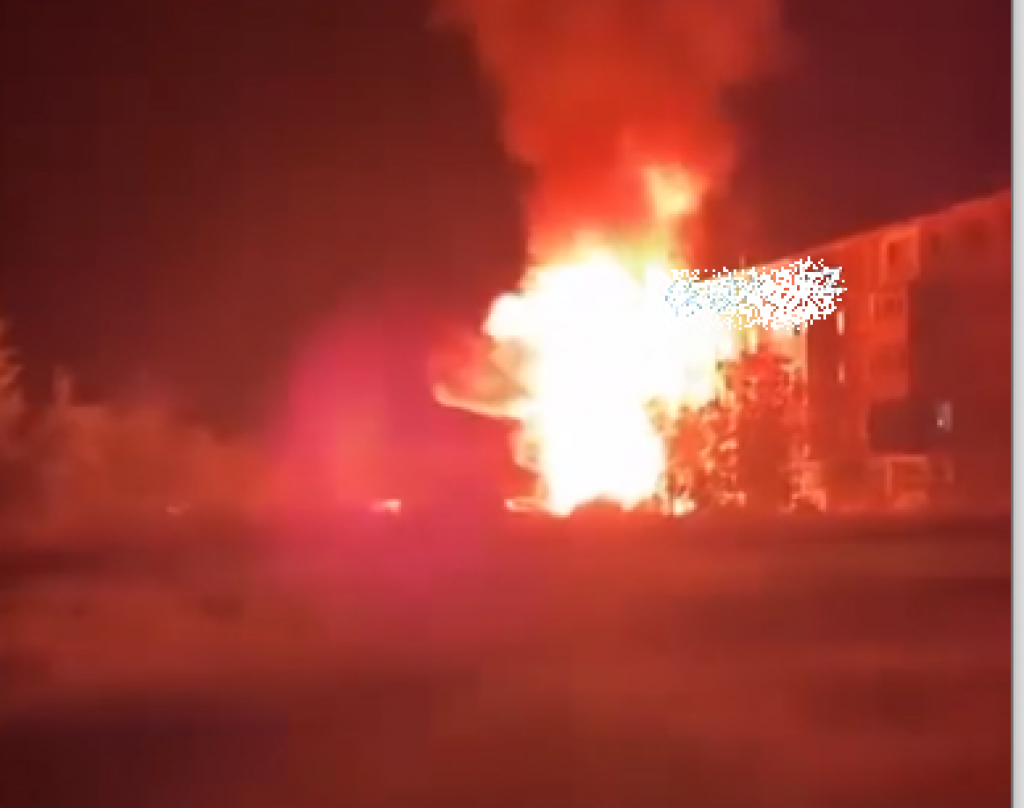 Огонь перекинулся с машины на жилой дом: в Шахтинске произошёл пожар