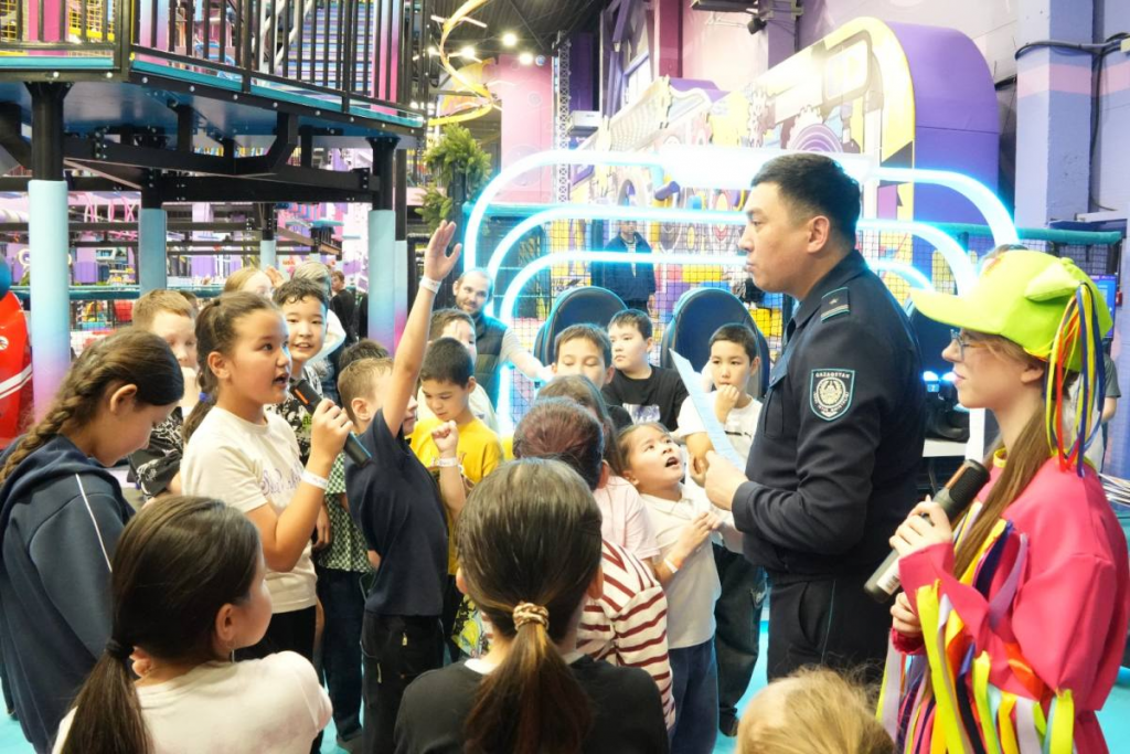 Полицейские обучают детей правилам дорожной безопасности в Карагандинской области