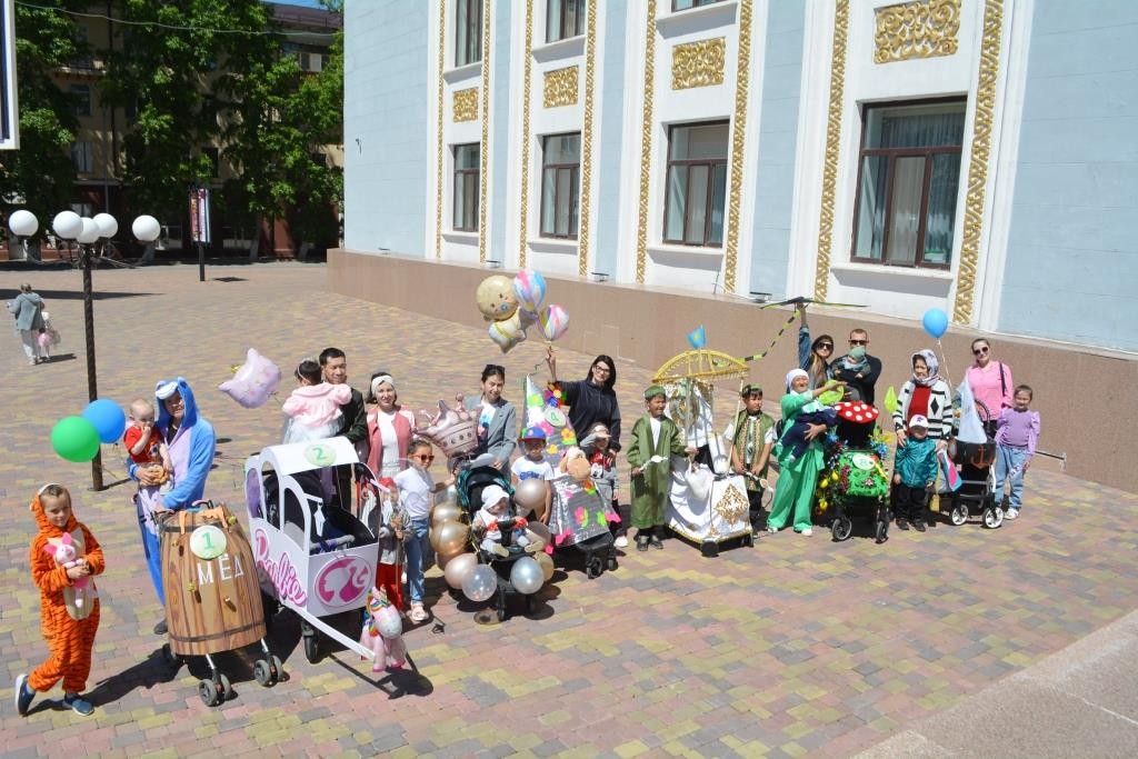 Кто ярче: парад детских колясок прошел в Караганде