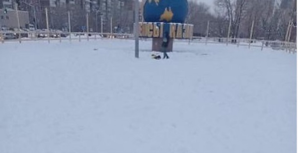 Карагандинцы пожаловались на засыпанный снегом каток