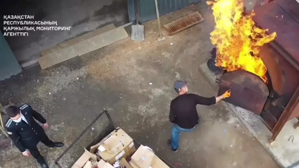 Около 400 тыс. вейпов сожгли в Казахстане