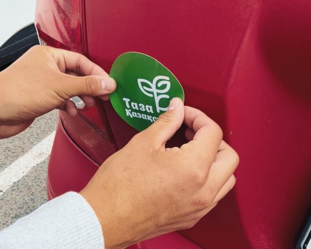 В Караганде автомобилистам раздали пять тысяч наклеек «Таза Қазақстан»