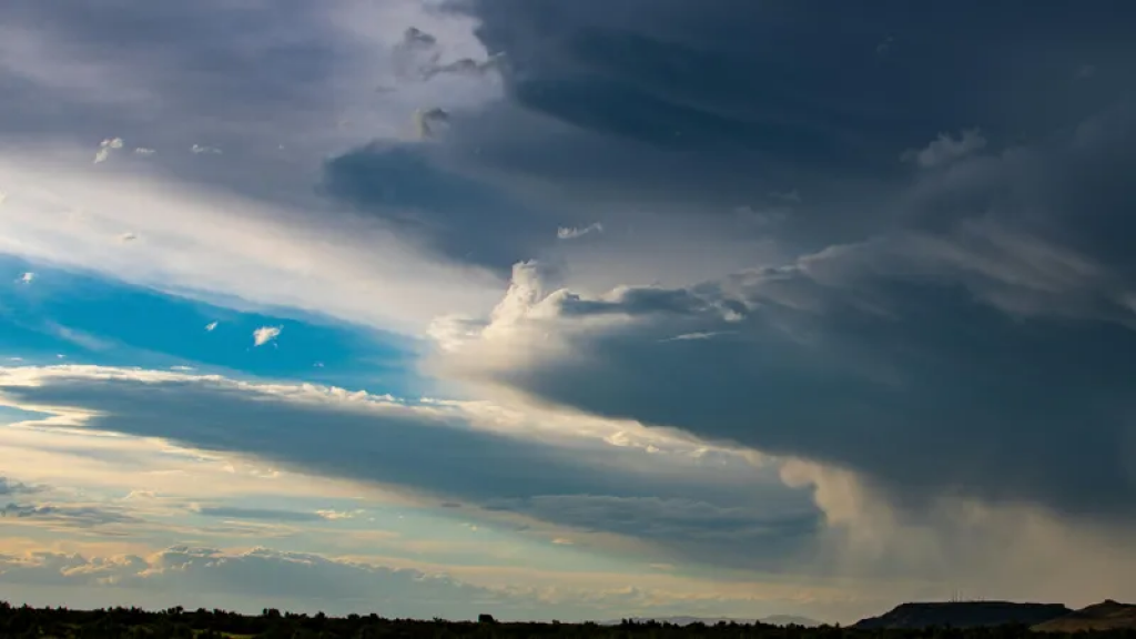Циклон с грозами и градом надвигается на Казахстан