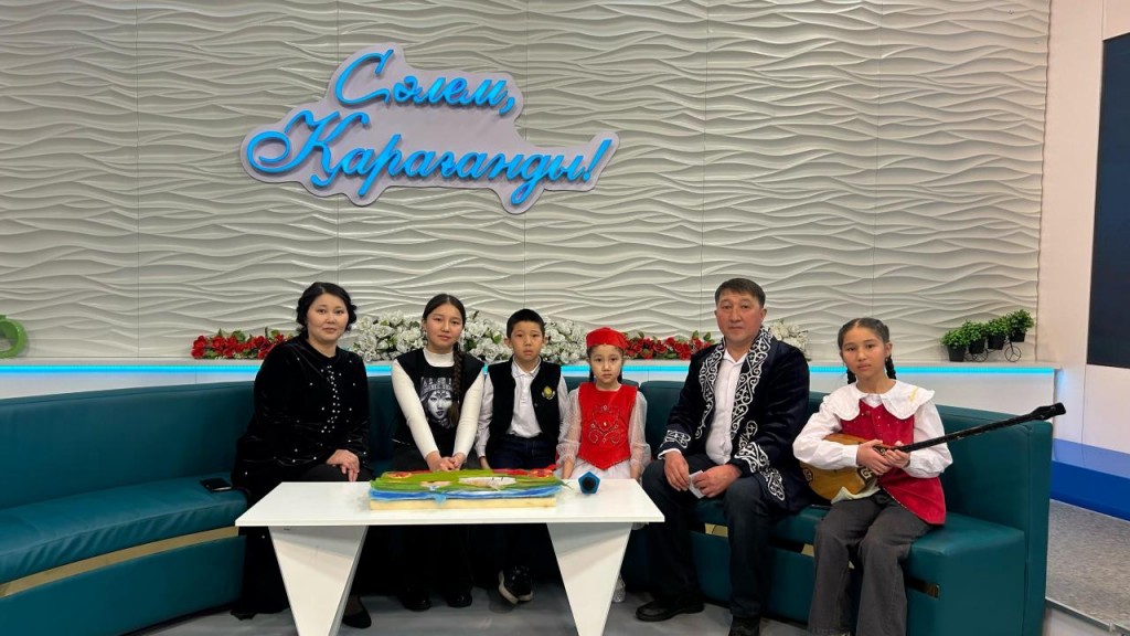 Когда в крови традиции: жительница Бухаржырауского района шьёт национальную одежду для детей и женщин