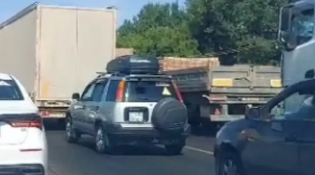 Жители пригородных населенных пунктов сталкиваются с ежедневным стрессом на трассе Астана – Караганда