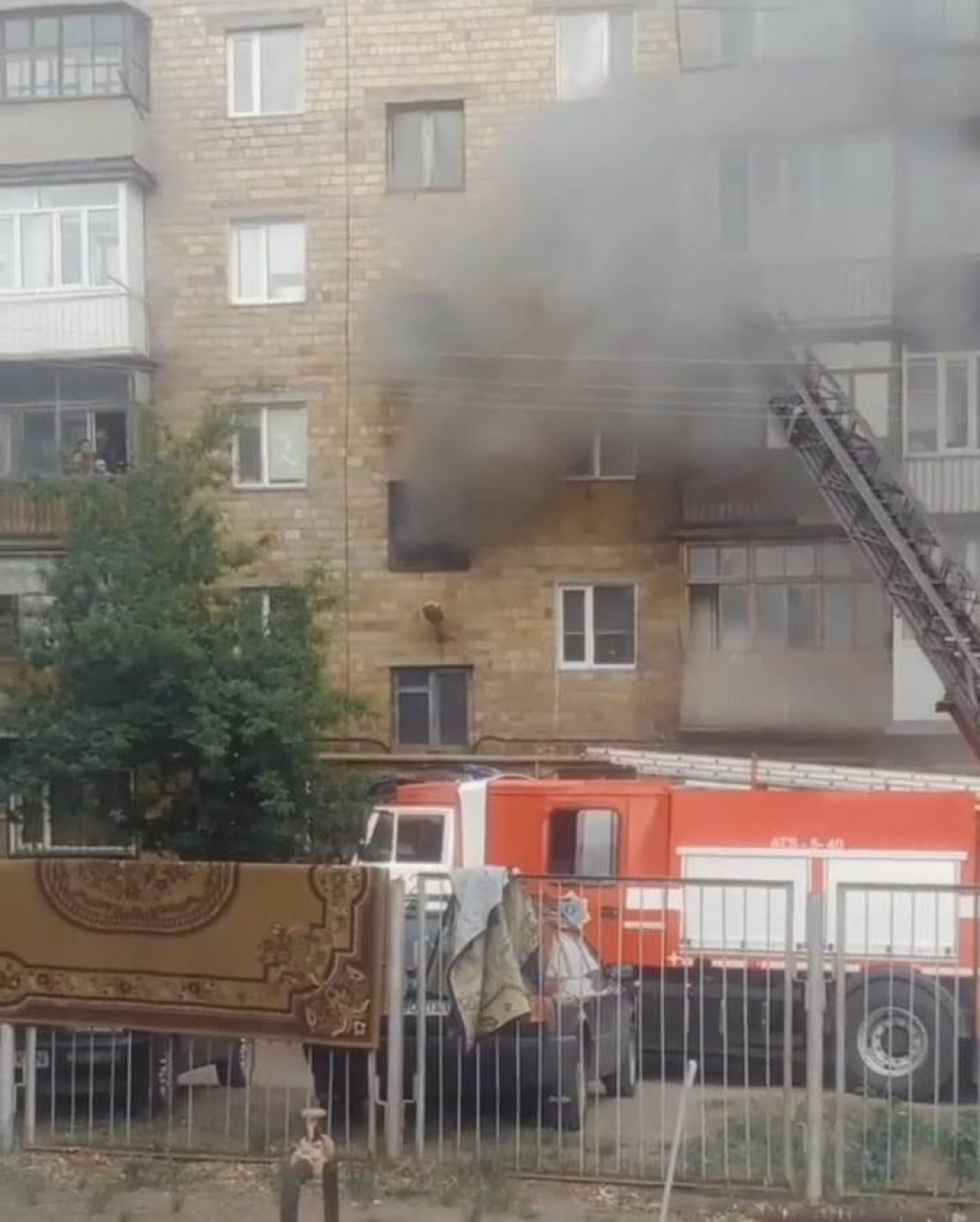В Караганде горит квартира в жилом доме