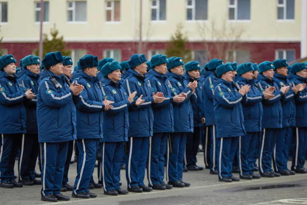 Порно еркектер өз жыныстарын ысқылайды
