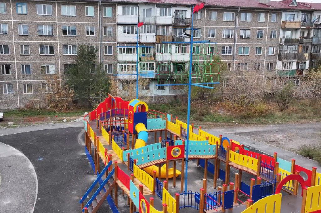 В Сарани устанавливают новые детские площадки