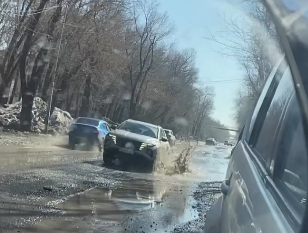 Привлечь к ответственности за ямы на дорогах: видеоролик карагандинского правозащитника попал в популярный паблик