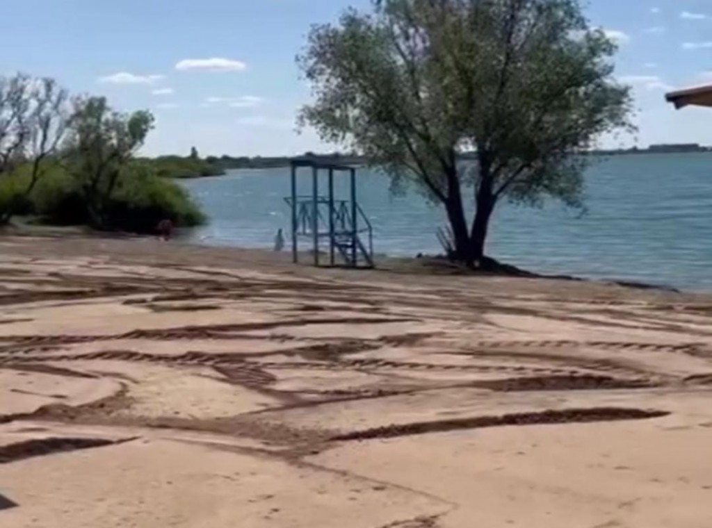 Время готовить купальник: в Караганде на городской пляж завозят тысячу тонн песка