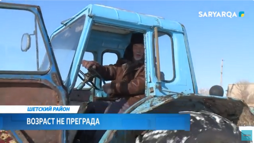 74-летний житель Карагандинской области очищает дороги от снега, помогая односельчанам