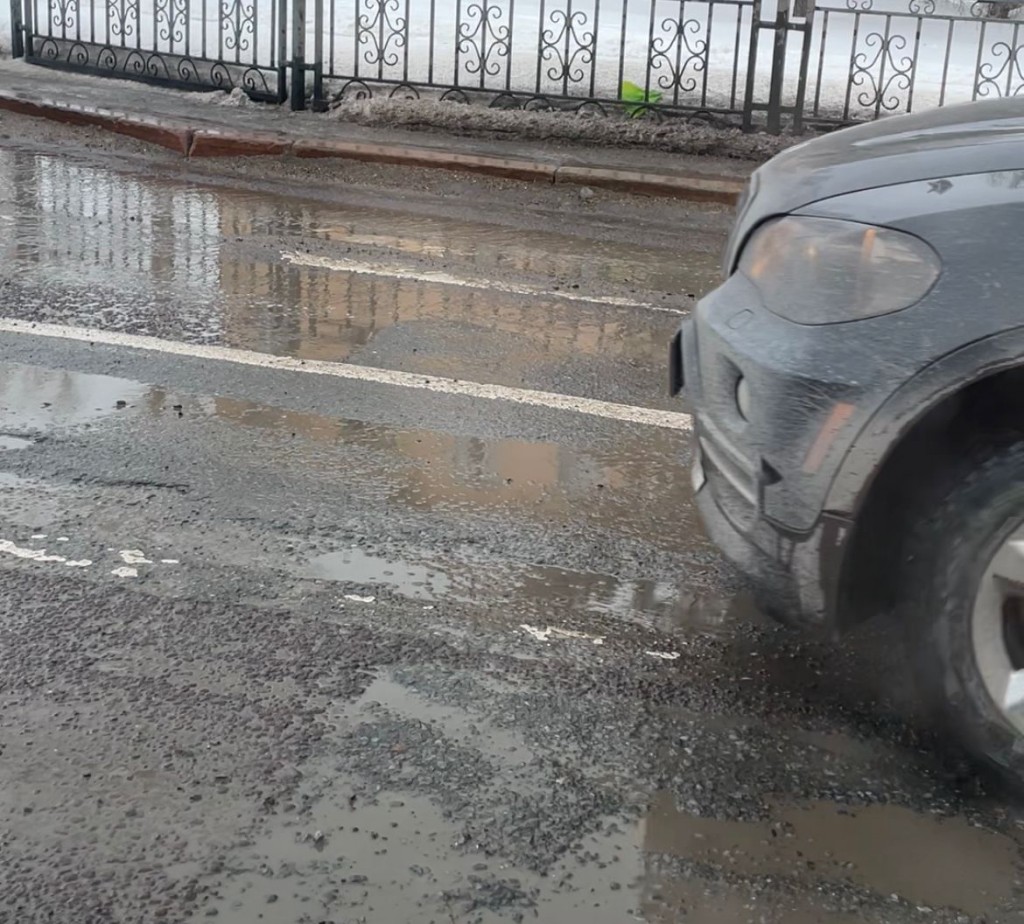 Ямы и неровности на дорогах: в Караганде примут временные меры