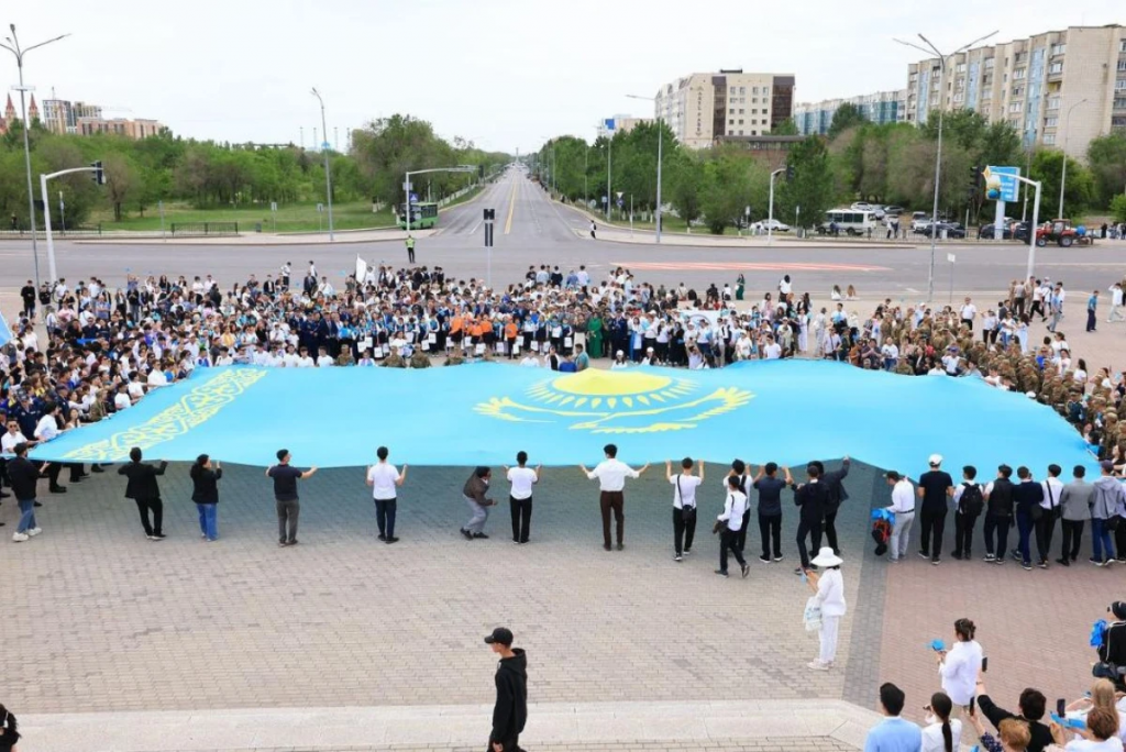 В Караганде тысячи жителей исполнили гимн в День государственных символов