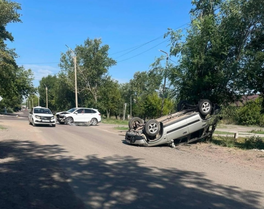 В Темиртау в результате ДТП перевернулся автомобиль