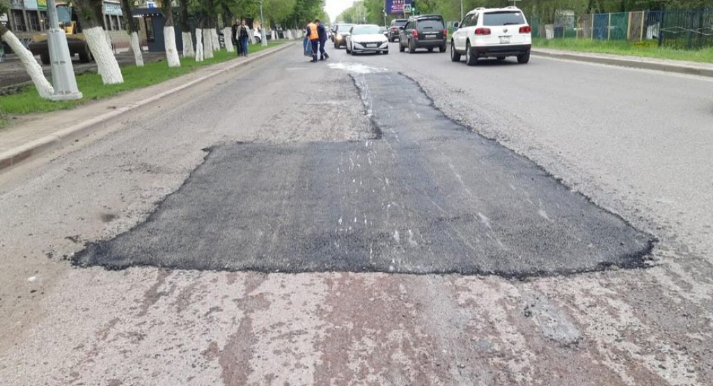 Поврежденные во время ремонта на водопроводе участки асфальта начали восстанавливать в Караганде
