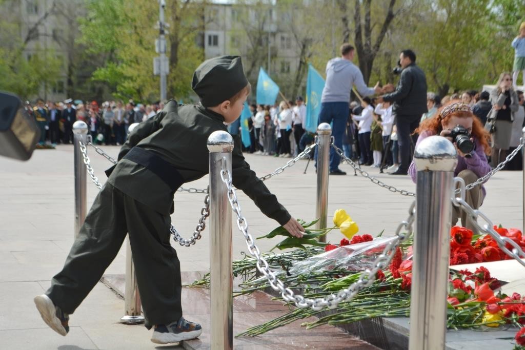 В Караганде прошло возложение цветов к мемориалу «Вечный огонь»