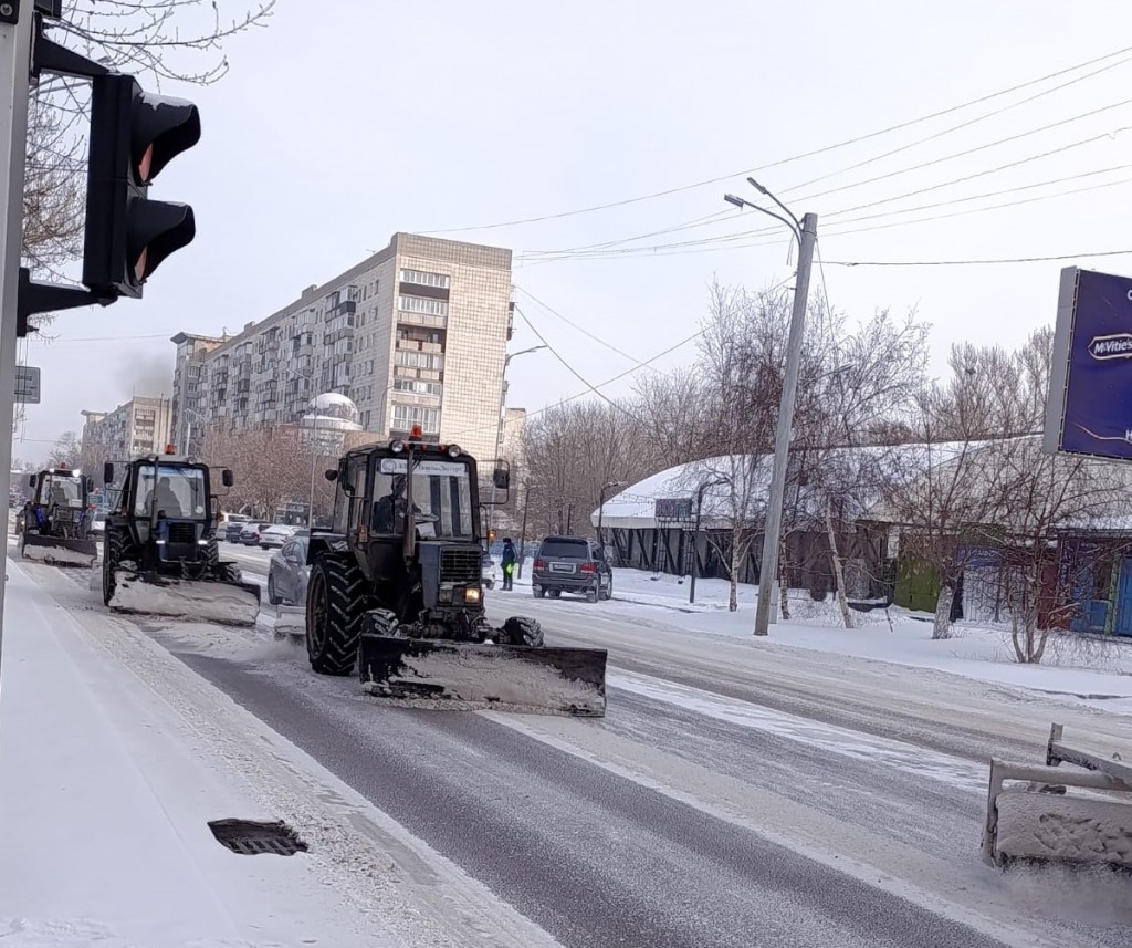 Почему дороги чистят ночью и не всегда быстро: в акимате Караганды объяснили технологию уборки