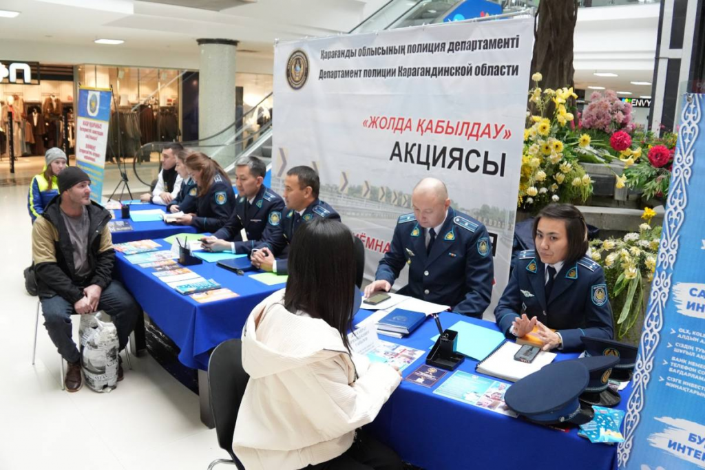 Қыз веб-камера алдына келді