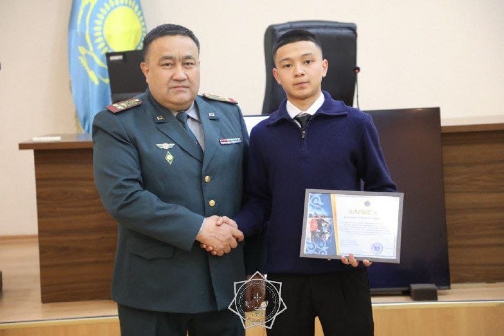 Парня, нашедшего ребенка в степи, наградил начальник ДЧС Карагандинской области