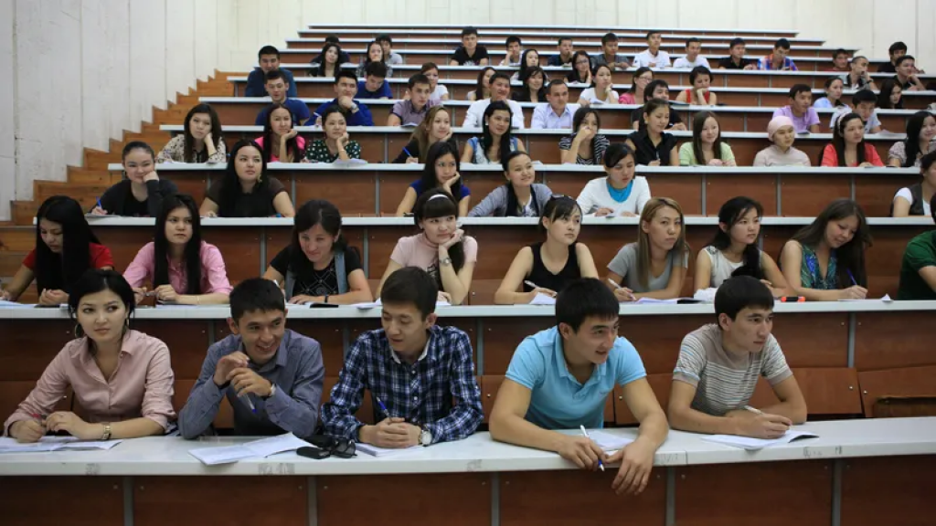 В Казахстане пересмотрят размеры образовательных квот для детей из неполных семей