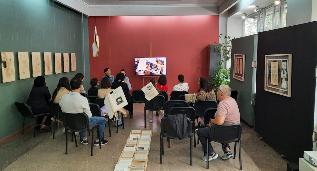 Посвящение семье: в карагандинской галерее действует выставка работ Сауле Дюсенбиной