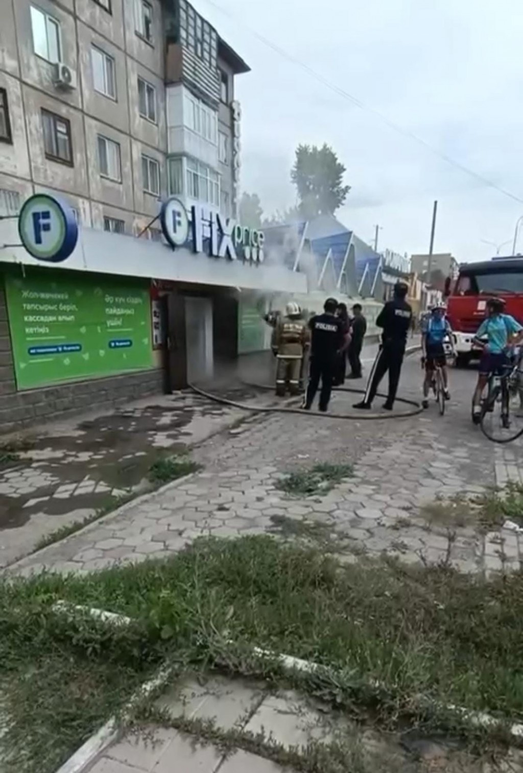 В Темиртау горел склад магазина Fix Price