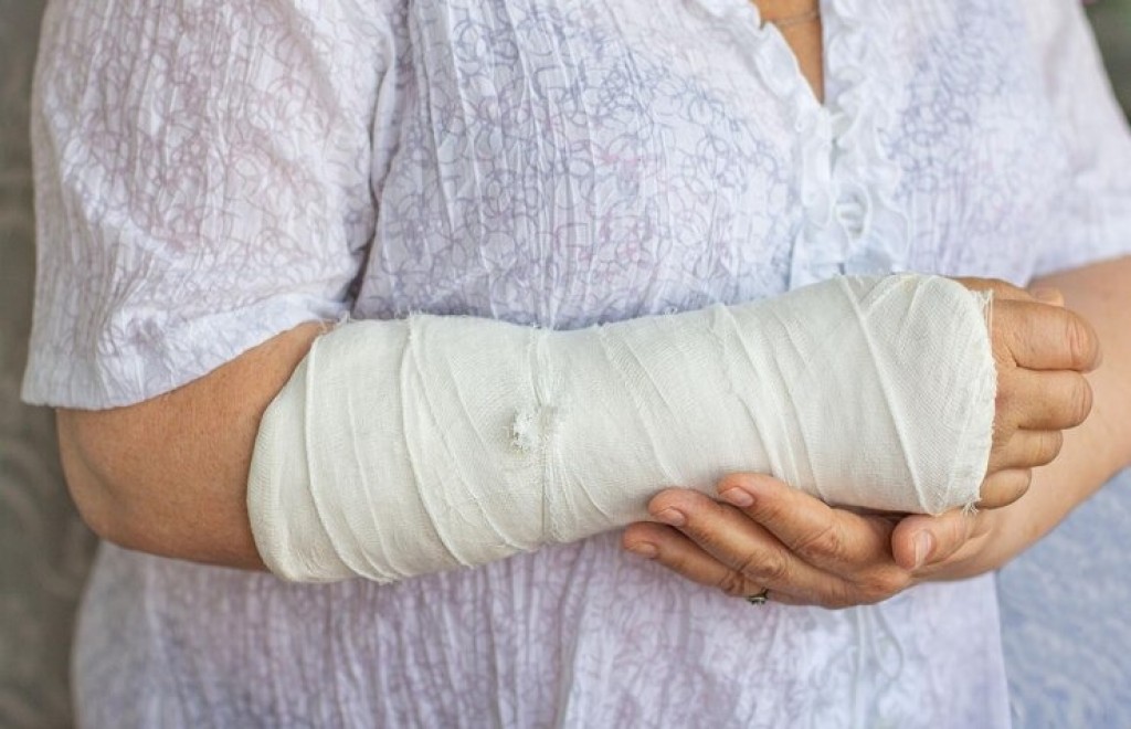 В Караганде пенсионерка получила травмы при выходе из автобуса №56