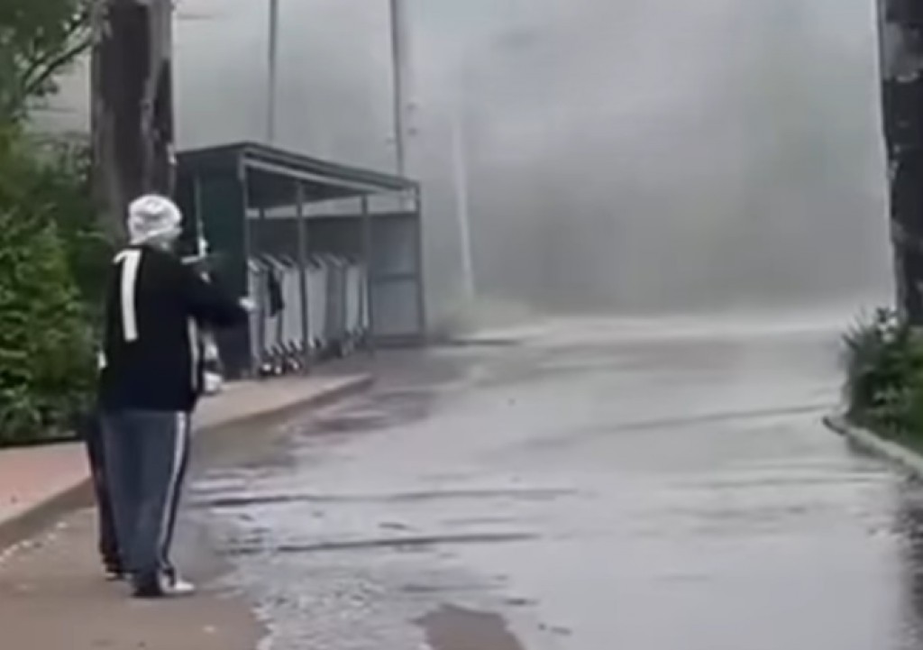 Большой фонтан из-за прорыва трубы образовался в одном из районов Караганды