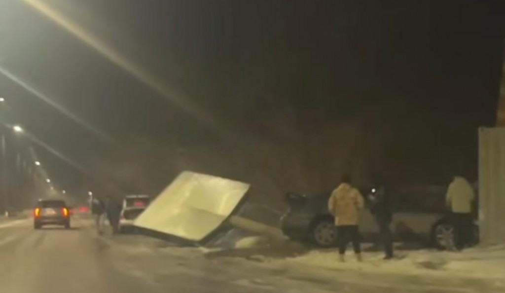 На одной из улиц Караганды машины снесли рекламный щит. Есть пострадавшие