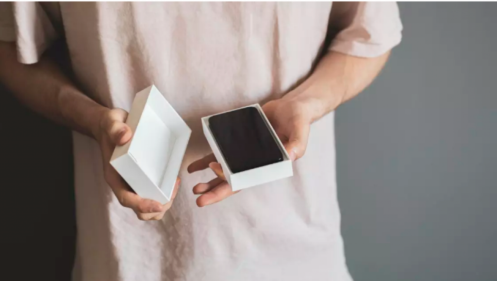 Новеньким iPhone пытались подкупить сотрудника ДУИС в Караганде