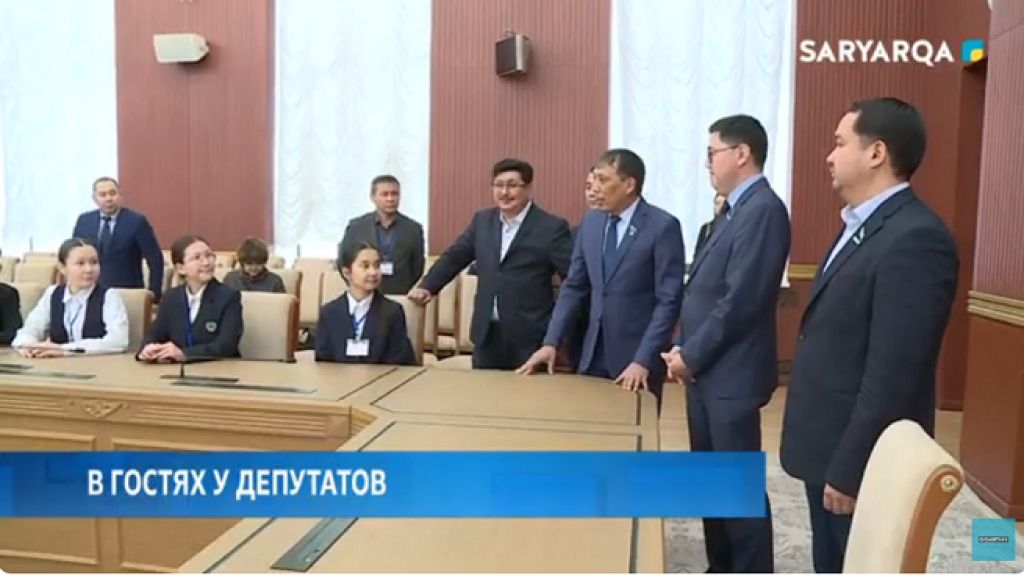 Қарағандының дарынды жоғары сынып оқушылары депутаттардың күнделікті өміріне үңілді